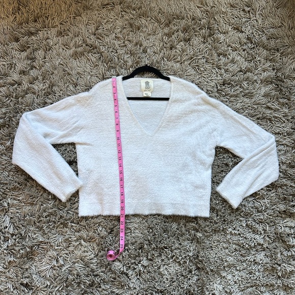 White fuzzy sweater - Size Large - Picture 3 of 3
